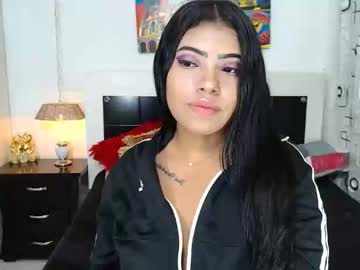 Se fute cu dildo si filmeaza live