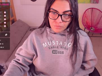 Doua amice se masturbeaza live si au orgasme cu stropi